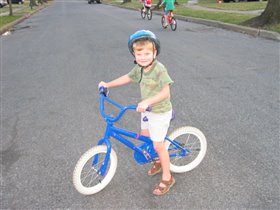 Мотя научился кататься на велосипеде.