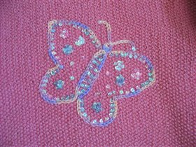 бабочка, вышита пайетками на свитере для дочки