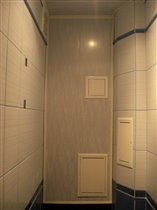 стена за унитазом, где прячутся трубы и счетчики