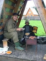 Мы с сынулей в шалаше. Сначала первое, а потом шашлык!