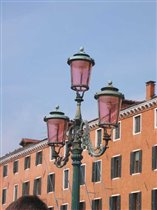 А фонари в Венеции все с розовым стеклом:)