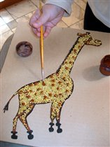 Краской делаем пятнышки жирафу