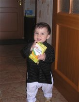 Помогаю маме накрывать на стол