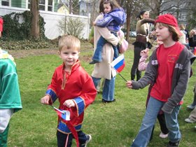 Мотя и Эмили на параде, с российским флагом.