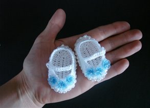 Crochet White Mary Jane w 3 Blue Daisies & Pearls c
