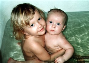 Две сестрички обнимаются - вместе в ванночке купаются!