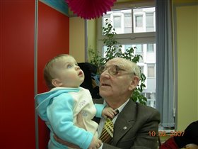 С дедой,на своем дне рождения.Шарики высоко....))))