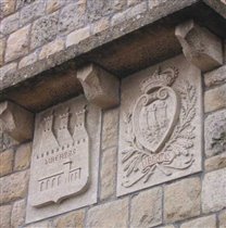Герб республики Сан-Марино на воротах города.