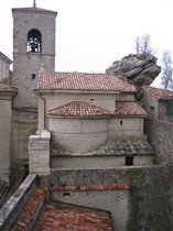 Колокольня собора и церквушка, вписанная в скалу.