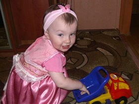 Каришка опробывает машину