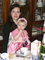 Две красотули - Каринуля и мамуля