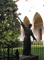 Скульптура Св.Антония в одном их 5 внутренних двориков базилики.