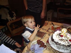 Егорке 2 годика,' Пока никто не видет, хоть тортик попробовать'