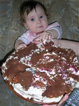 А это 6 месяцев, только вот Аннабель решила подправить тортик. Так он ей больше нравится