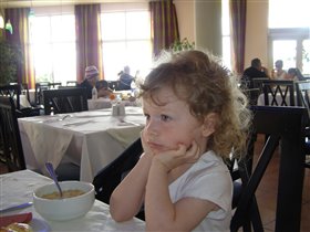 задумалась