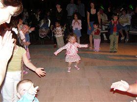 и вот так каждый день по вечерам,соня не вместе со всеми хороводы водит а в самом центре