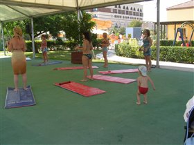 с этих гимнастик Соньку было не утащить, а тетки ругались и просили всегда увести ее,боялись наступить наверное