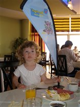 самое трудное на отдыхе это было Соньку накормить).jpg