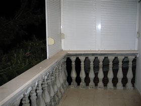 балкон (можно поставить раскладушку и спать на воздухе)