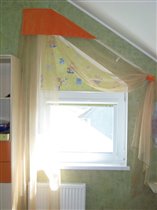 детская, мансардное окно, рулонные шторы-блэкаут на рамах