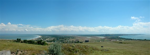 Панорама Татарской бухты, города Щелкино и Мысовой бухты с мыса Казантип