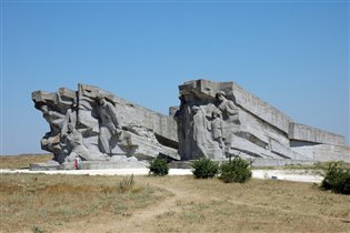 Из Феодосии приехали в Керчь. Аджимушкайские каменоломни произвели неизгладимое впечатление. На поверхности +35, под землей +10