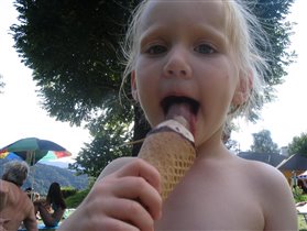 Женя ест мороженое