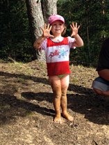 Аня резвилась на песчанном склоне в бору