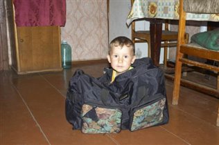 Ясик помогал маме собирать сумки :)
