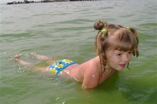 Аня уже не боится воды