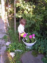 Алина поливает цветочки