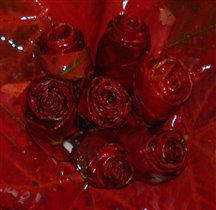 Розы из кленовых листьев