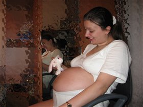 Жена уже играет с ребетёнком!