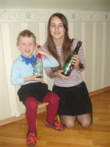 Даша и Тёма с шампанским