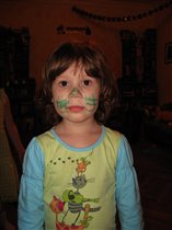 Не добравшись до карнавальных костюмов, Надя расписала Машу и Аню