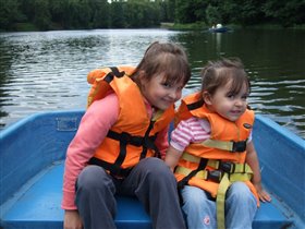 Девченки в лодке на пруду.