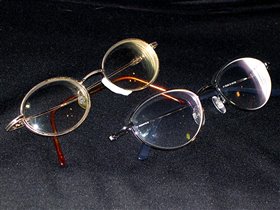 А это уже новые очки рядом со старыми