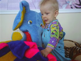 Маленький малыш Егорка корчит рожи тут и там, сделал важную гримассу, подражает даже слонам!