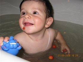 А я люблю принимать клубничную ванну!