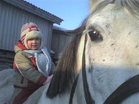 Прогулка дочери на лошади.