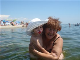 бабушка с внучкой на море