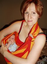 Расслабляюсь у мамы в слинге. Вечер - я полон сил, мама что-то устала :)