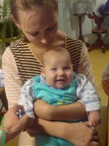 Хорошо у мамы на руках!