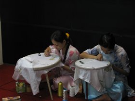 вьетнамские вышивальщицы за работой