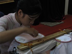 вьетнамские вышивальщицы за работой