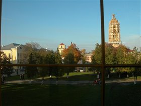 Вид из второго  окна на ратушу