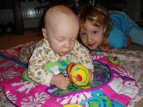 развиваюсь на коврике вместе с сестрой