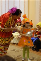 Загадывает, что хочет на НГ! Глазки горят, видно как голова работает -)))