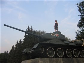 Девочка на танке.  Кремль. Нижний Новгород