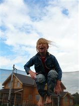 Лиза на батуте